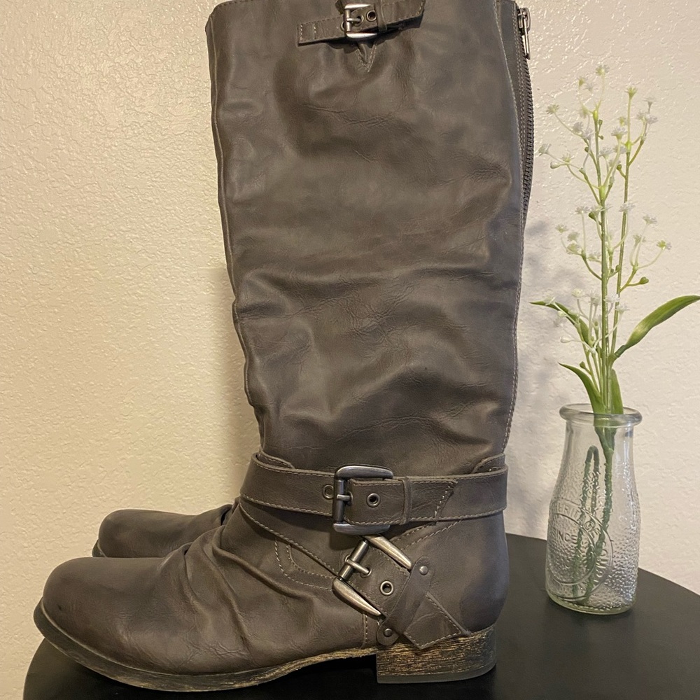 Carlos Boots women’s size 9.5 Grey with distressed heel